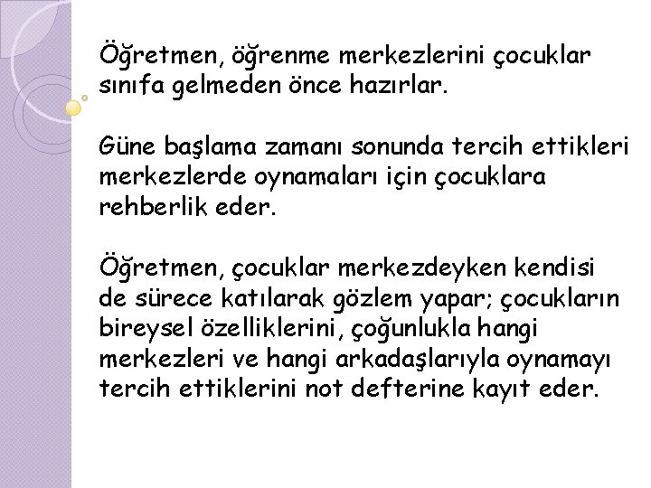Öğretmen, öğrenme merkezlerini çocuklar sınıfa gelmeden önce hazırlar. Güne başlama zamanı sonunda tercih ettikleri
