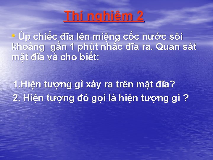 Thí nghiệm 2 • Úp chiếc đĩa lên miệng cốc nước sôi khoảng gần