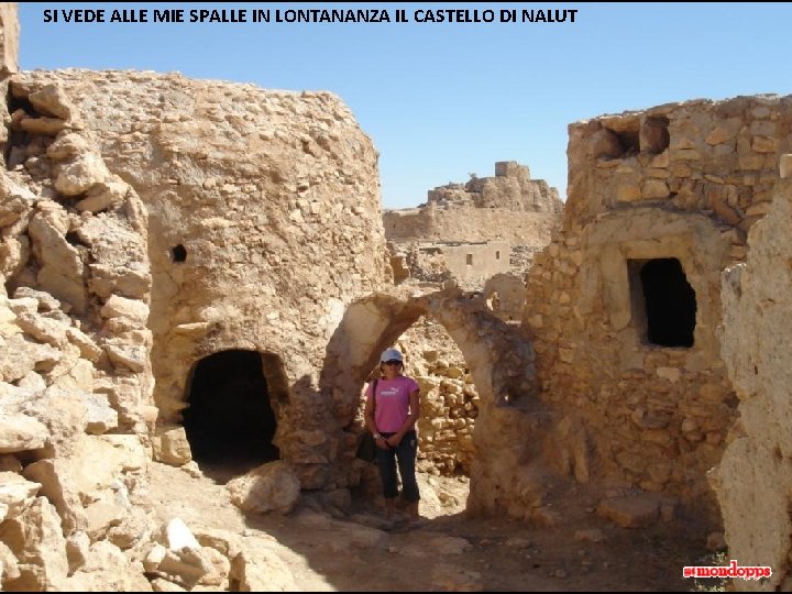 SI VEDE ALLE MIE SPALLE IN LONTANANZA IL CASTELLO DI NALUT 