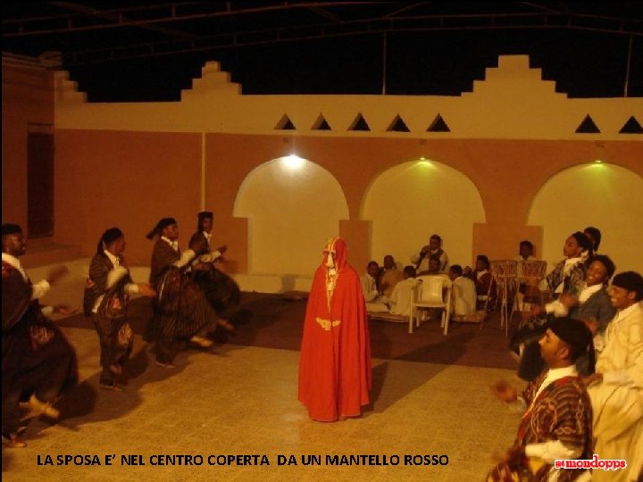 LA SPOSA E’ NEL CENTRO COPERTA DA UN MANTELLO ROSSO 