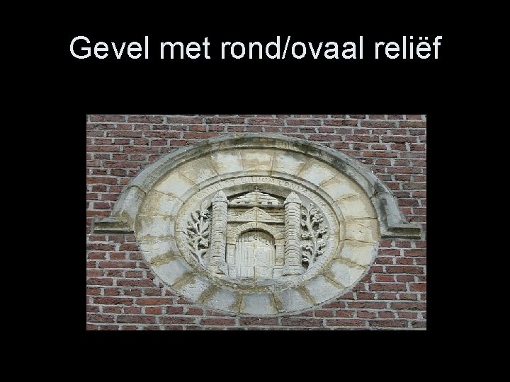 Gevel met rond/ovaal reliëf 