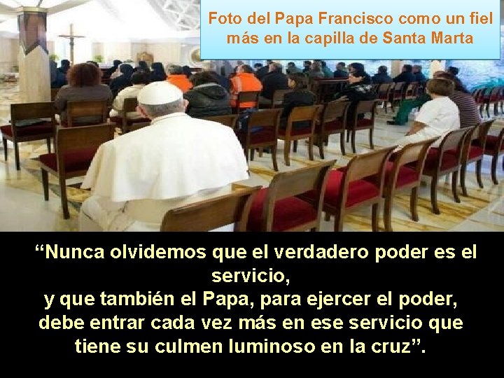Foto del Papa Francisco como un fiel más en la capilla de Santa Marta