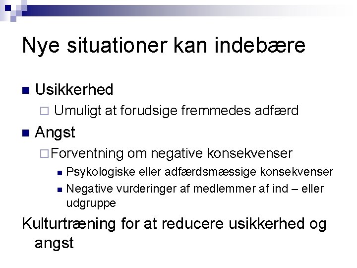 Nye situationer kan indebære n Usikkerhed ¨ n Umuligt at forudsige fremmedes adfærd Angst