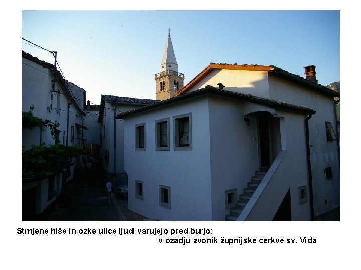 Strnjene hiše in ozke ulice ljudi varujejo pred burjo; v ozadju zvonik župnijske cerkve Strnjene hiše in ozke ulice ljudi varujejo pred burjo; v ozadju zvonik župnijske cerkve