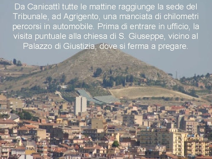 Da Canicattì tutte le mattine raggiunge la sede del Tribunale, ad Agrigento, una manciata