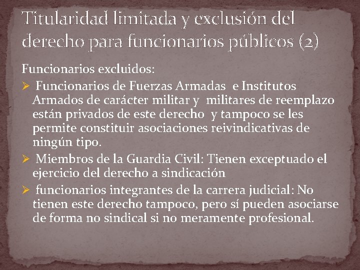 Titularidad limitada y exclusión del derecho para funcionarios públicos (2) Funcionarios excluidos: Ø Funcionarios