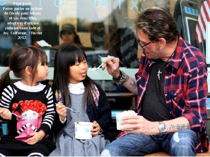 Papa poule Pause goûter en sortant de l'école pour Johnny et ses deux filles