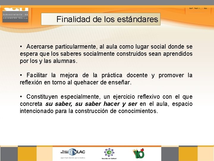 Finalidad de los estándares • Acercarse particularmente, al aula como lugar social donde se