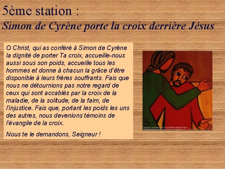 5ème station : Simon de Cyrène porte la croix derrière Jésus O Christ, qui