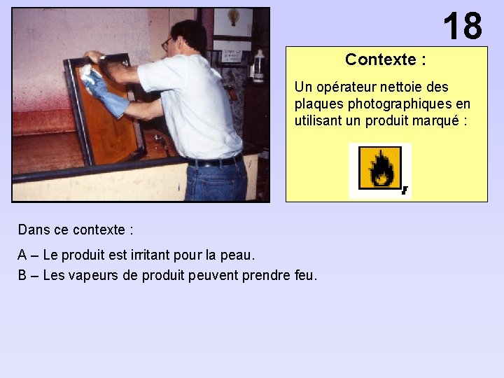 18 Contexte : Un opérateur nettoie des plaques photographiques en utilisant un produit marqué
