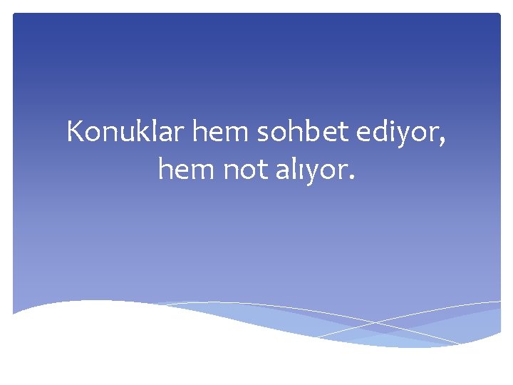 Konuklar hem sohbet ediyor, hem not alıyor. 