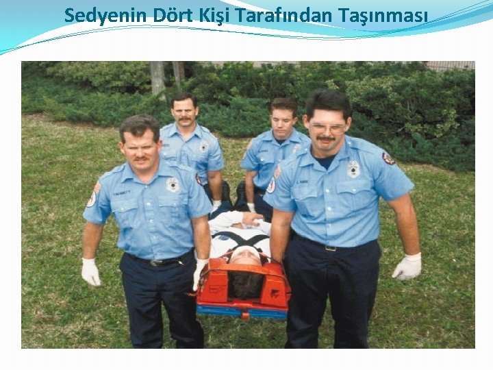 Sedyenin Dört Kişi Tarafından Taşınması 
