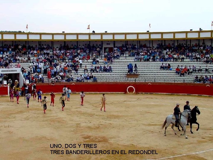 UNO, DOS Y TRES BANDERILLEROS EN EL REDONDEL 