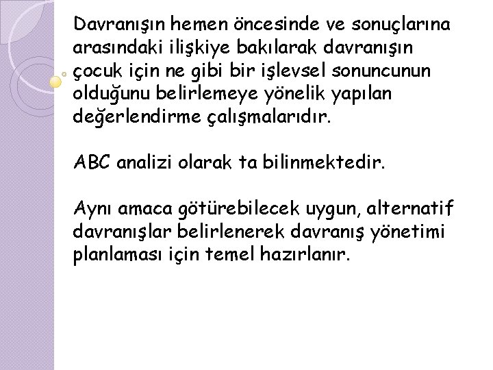 Davranışın hemen öncesinde ve sonuçlarına arasındaki ilişkiye bakılarak davranışın çocuk için ne gibi bir