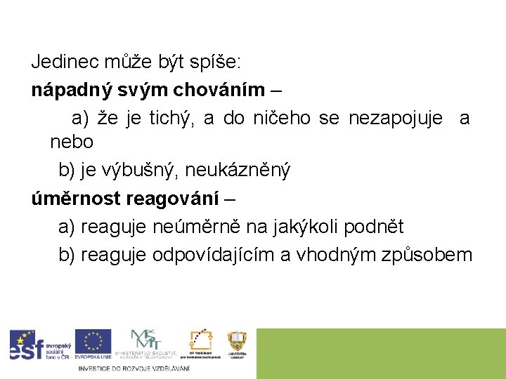 Jedinec může být spíše: nápadný svým chováním – a) že je tichý, a do