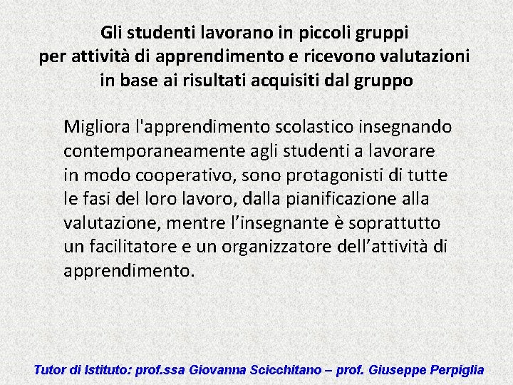 Gli studenti lavorano in piccoli gruppi per attività di apprendimento e ricevono valutazioni in