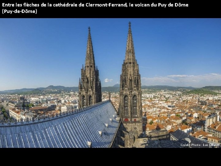 Entre les flèches de la cathédrale de Clermont-Ferrand, le volcan du Puy de Dôme
