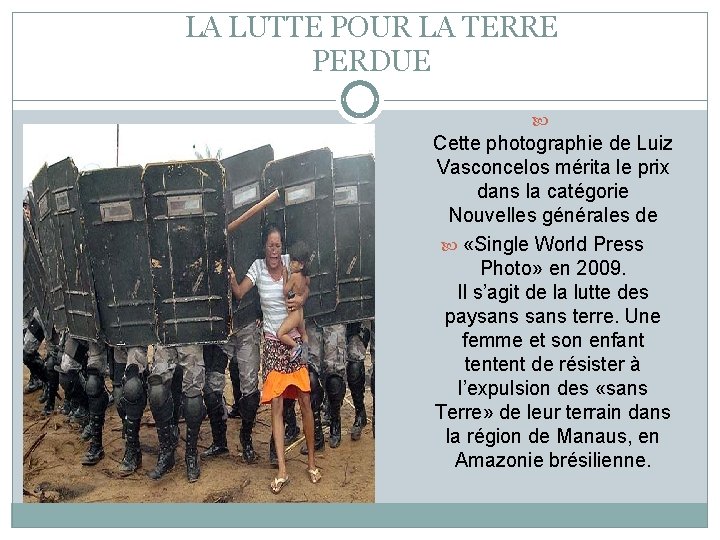 LA LUTTE POUR LA TERRE PERDUE Cette photographie de Luiz Vasconcelos mérita le prix