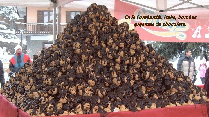 En la Lombardía, Italia, bombas gigantes de chocolate. 