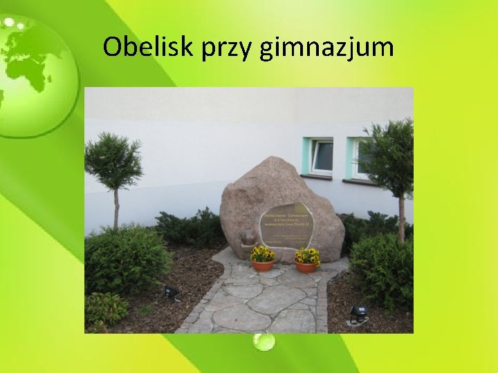 Obelisk przy gimnazjum 