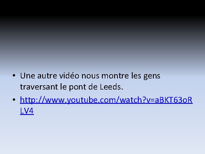 • Une autre vidéo nous montre les gens traversant le pont de Leeds. • Une autre vidéo nous montre les gens traversant le pont de Leeds.
