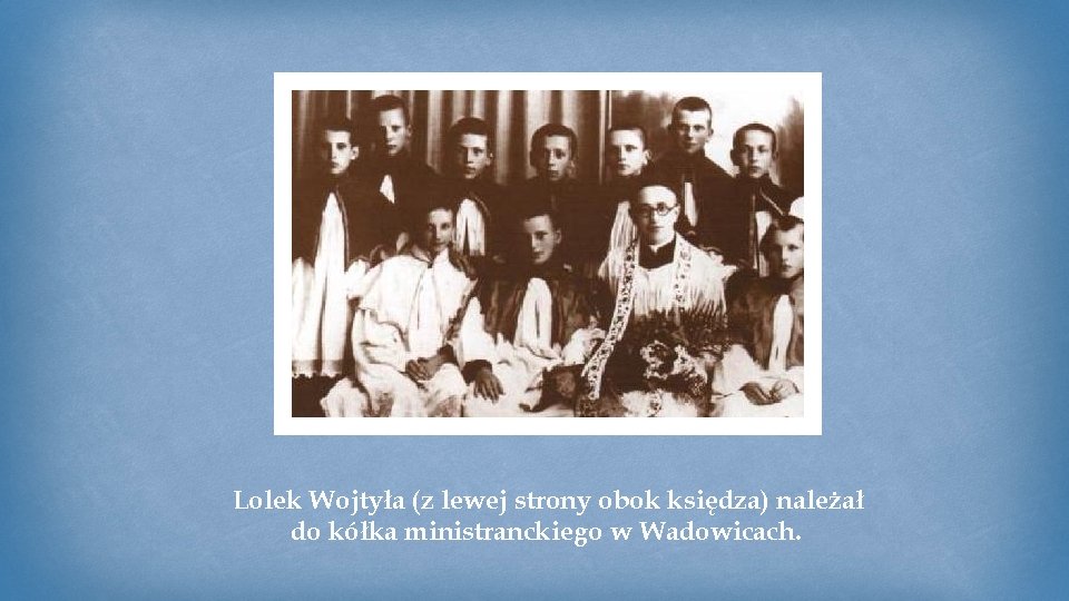 Lolek Wojtyła (z lewej strony obok księdza) należał do kółka ministranckiego w Wadowicach. 