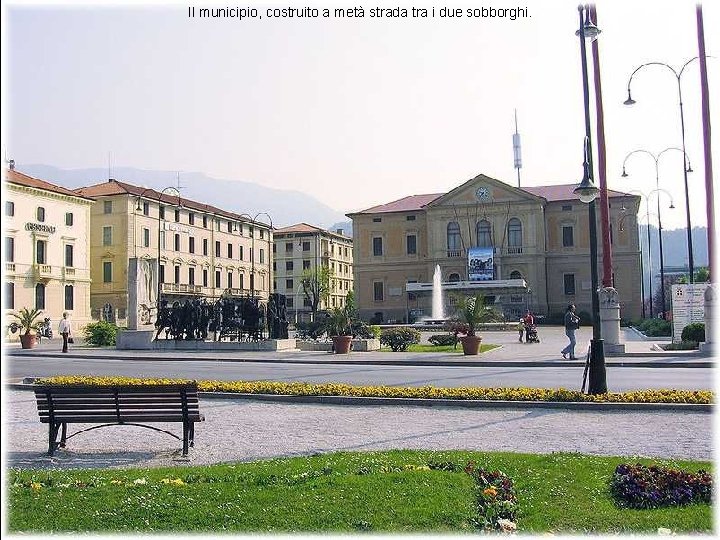 Il municipio, costruito a metà strada tra i due sobborghi. 