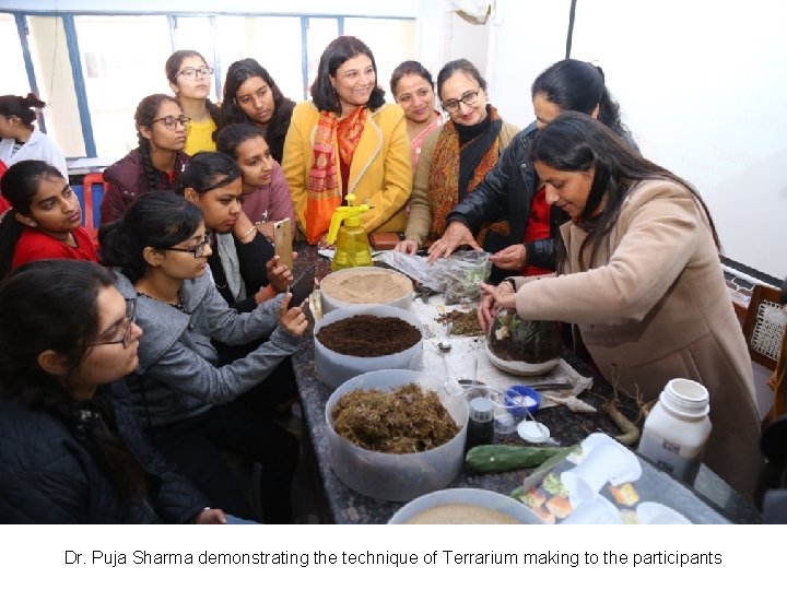 Dr. Puja Sharma demonstrating the technique of Terrarium making to the participants 