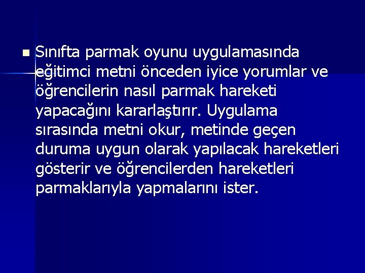 n Sınıfta parmak oyunu uygulamasında eğitimci metni önceden iyice yorumlar ve öğrencilerin nasıl parmak