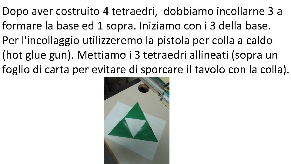 Dopo aver costruito 4 tetraedri, dobbiamo incollarne 3 a formare la base ed 1