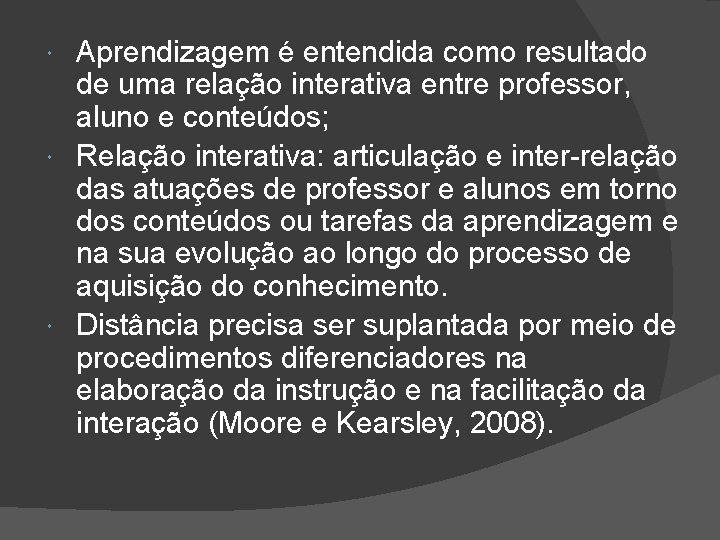 Aprendizagem é entendida como resultado de uma relação interativa entre professor, aluno e conteúdos;