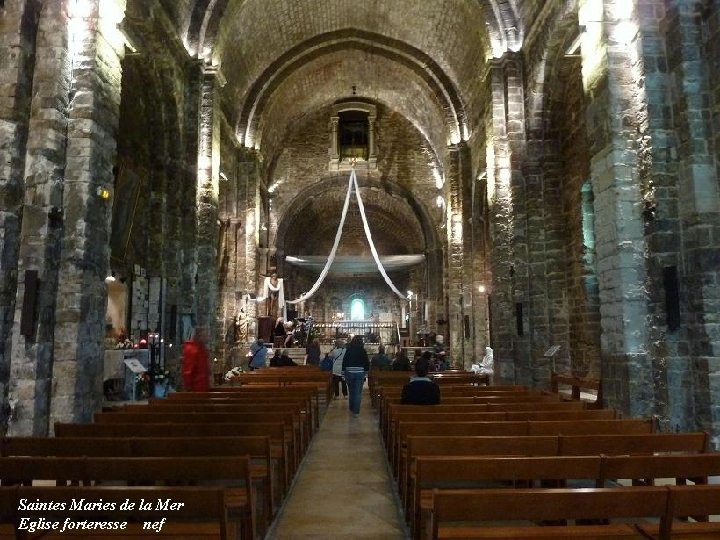 Saintes Maries de la Mer Eglise forteresse nef 