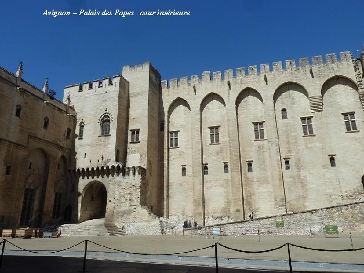 Avignon – Palais des Papes cour intérieure 