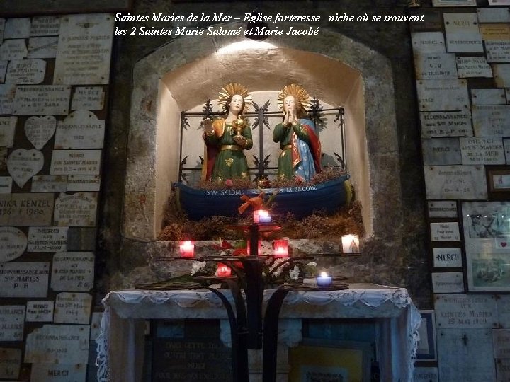 Saintes Maries de la Mer – Eglise forteresse niche où se trouvent les 2