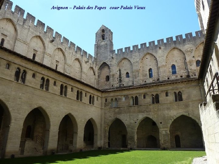 Avignon – Palais des Papes cour Palais Vieux 