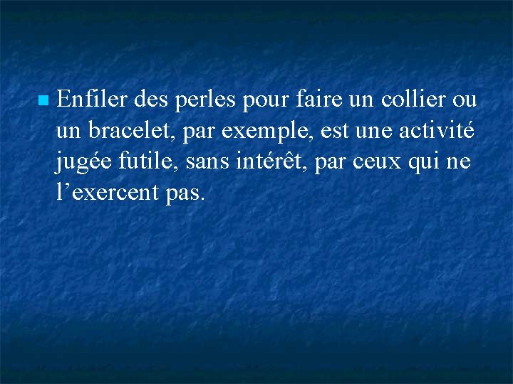  Enfiler des perles pour faire un collier ou un bracelet, par exemple, est