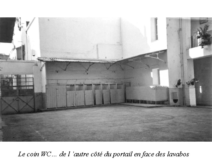 Le coin WC… de l ’autre côté du portail en face des lavabos 