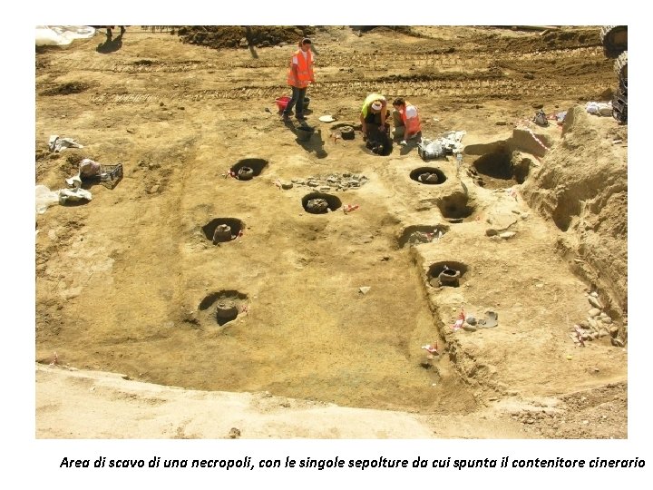 Area di scavo di una necropoli, con le singole sepolture da cui spunta il Area di scavo di una necropoli, con le singole sepolture da cui spunta il