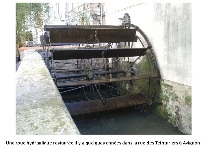 Une roue hydraulique restaurée il y a quelques années dans la rue des Teinturiers