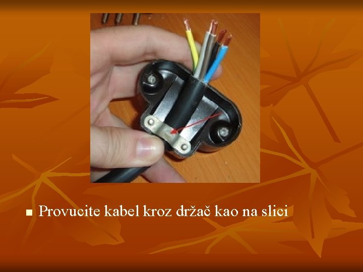 n Provucite kabel kroz držač kao na slici 