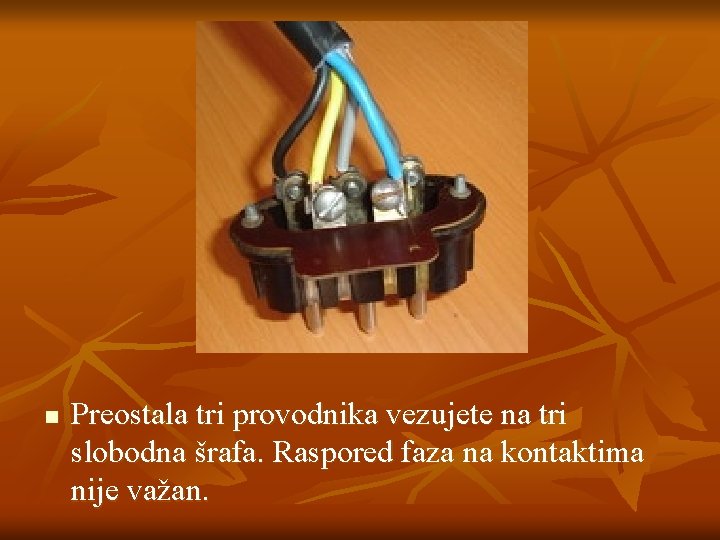 n Preostala tri provodnika vezujete na tri slobodna šrafa. Raspored faza na kontaktima nije