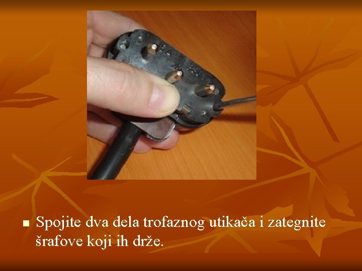 n Spojite dva dela trofaznog utikača i zategnite šrafove koji ih drže. 