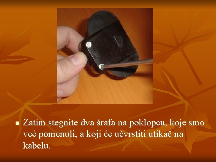 n Zatim stegnite dva šrafa na poklopcu, koje smo već pomenuli, a koji će