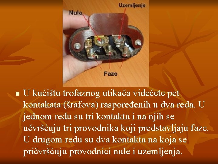 n U kućištu trofaznog utikača videćete pet kontakata (šrafova) raspoređenih u dva reda. U