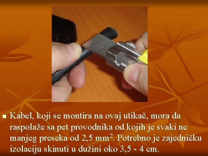 n Kabel, koji se montira na ovaj utikač, mora da raspolaže sa pet provodnika
