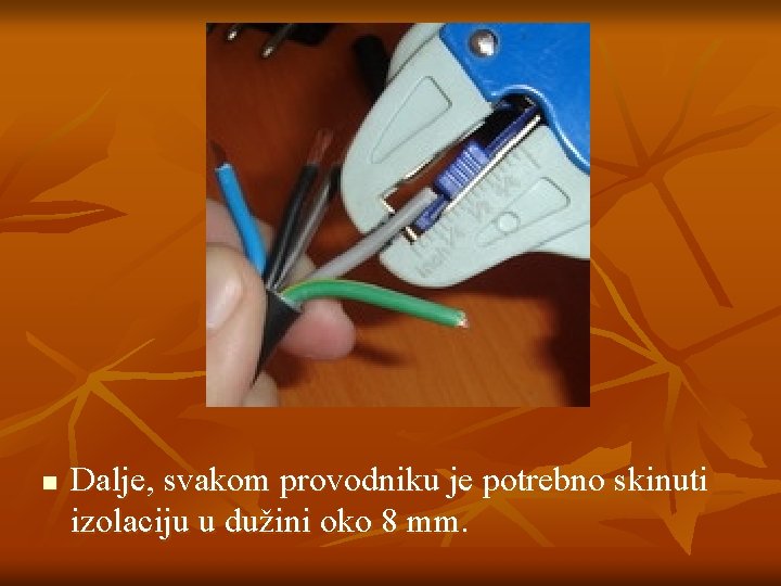 n Dalje, svakom provodniku je potrebno skinuti izolaciju u dužini oko 8 mm. 
