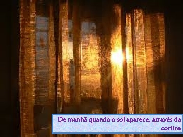 De manhã quando o sol aparece, através da cortina 