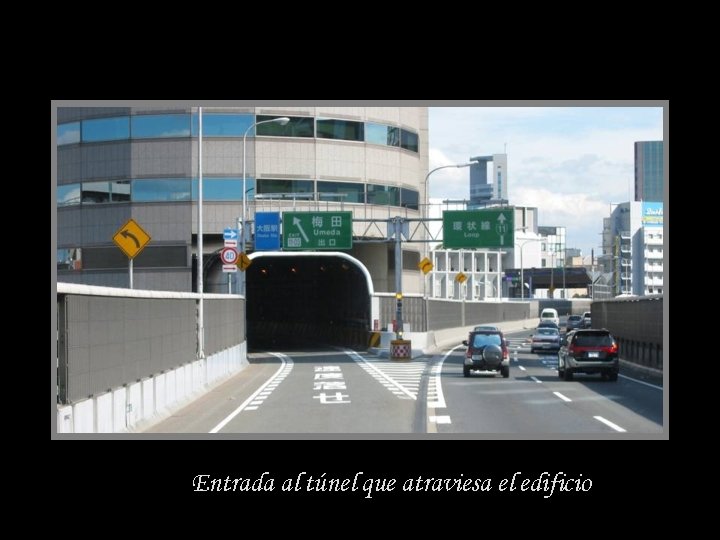 Entrada al túnel que atraviesa el edificio 