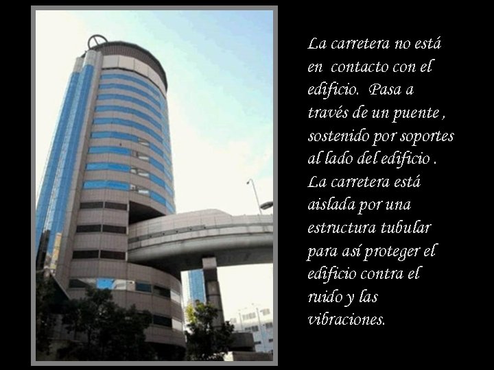 La carretera no está en contacto con el edificio. Pasa a través de un