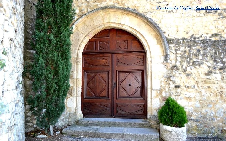 L’entrée de l’église Saint-Denis 